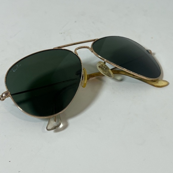 Vintage Unisex Ray-Ban Aviators Gold Frame Sunglasses with Dark Lenses - Picture 2 of 6